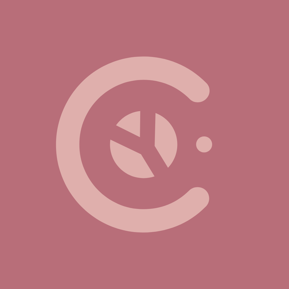 Logotipo da marca Cygnuss em fundo rosa, representando identidade visual moderna e feminina do universo da lingerie e autocuidado.