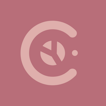 Logotipo da marca Cygnuss em fundo rosa, representando identidade visual moderna e feminina do universo da lingerie e autocuidado.