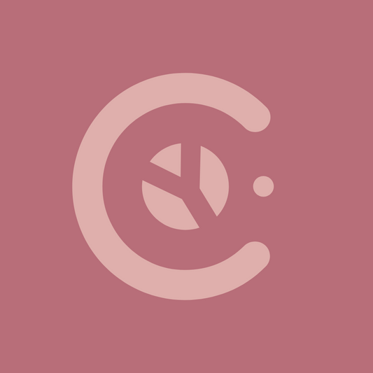 Logotipo da marca Cygnuss em fundo rosa, representando identidade visual moderna e feminina do universo da lingerie e autocuidado.