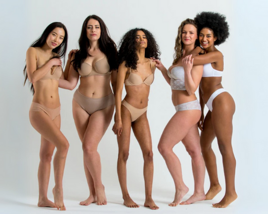 Grupo de cinco mulheres diversas usando lingeries em tons neutros, representando inclusão, beleza real, autoestima e diversidade.