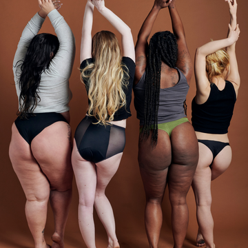 Quatro mulheres com diferentes tipos de corpo vistas de costas, usando lingeries variadas, representando diversidade, inclusão e amor-próprio.