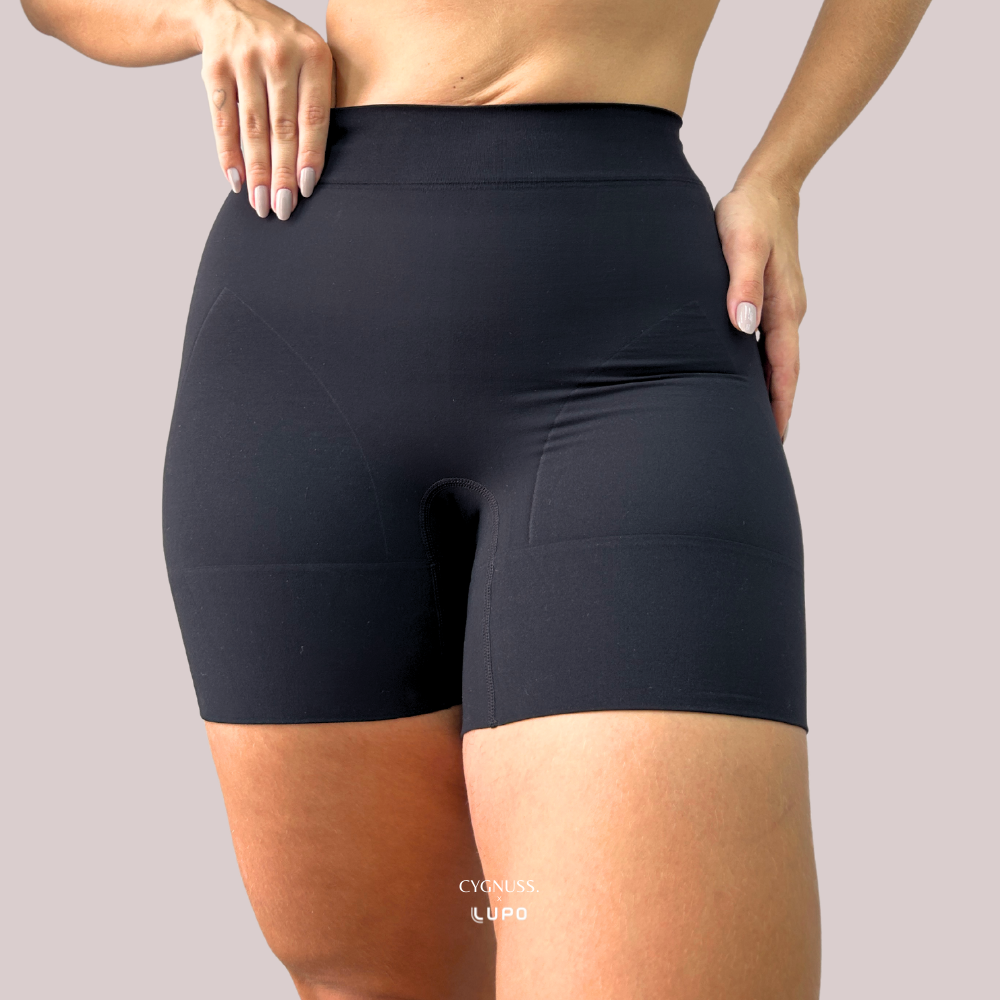 Mulher vestindo Short Compression Modelador preto da Cygnuss x Lupo, exibindo conforto e design modelador do corpo.