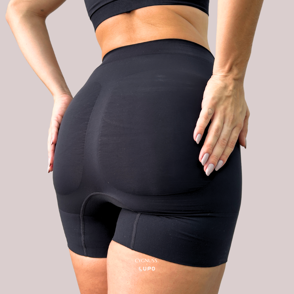 Mulher vestindo Short Compression Modelador da Cygnuss x Lupo para modelagem e conforto, apresentando design e ajuste elegantes.