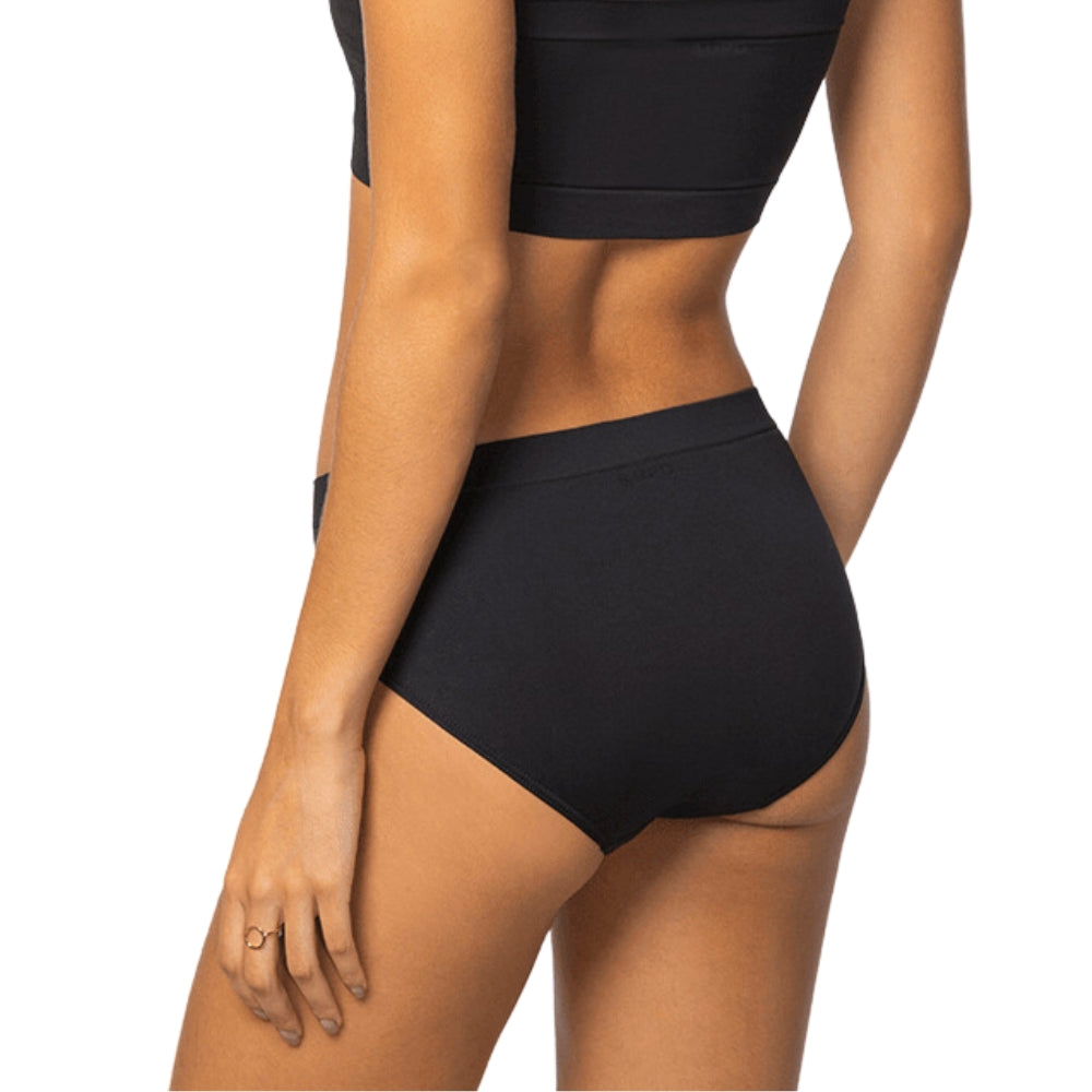 Woman wearing Calcinha Control Top by Cygnuss x Lupo, featuring seamless breathable fabric for ultimate comfort and perfect fit.