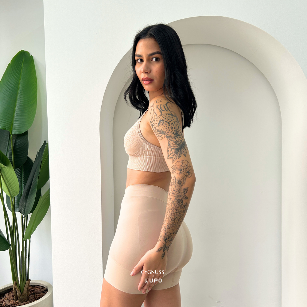 Mulher vestindo Short Compression Modelador da Cygnuss x Lupo, exibindo conforto e design que valoriza a silhueta.