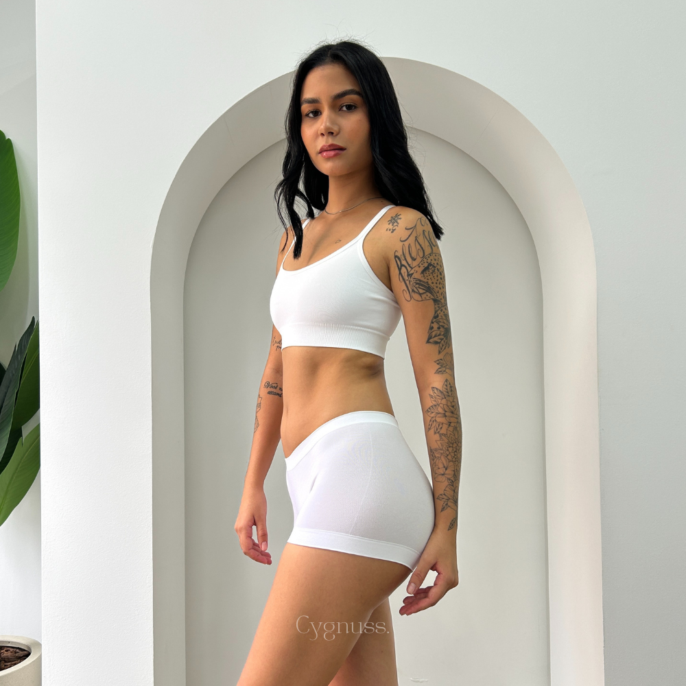 Mulher usando conjunto de lingerie branca sem costura da Cygnuss x Lupo, com tecido respirável e ajuste perfeito para conforto e suporte.