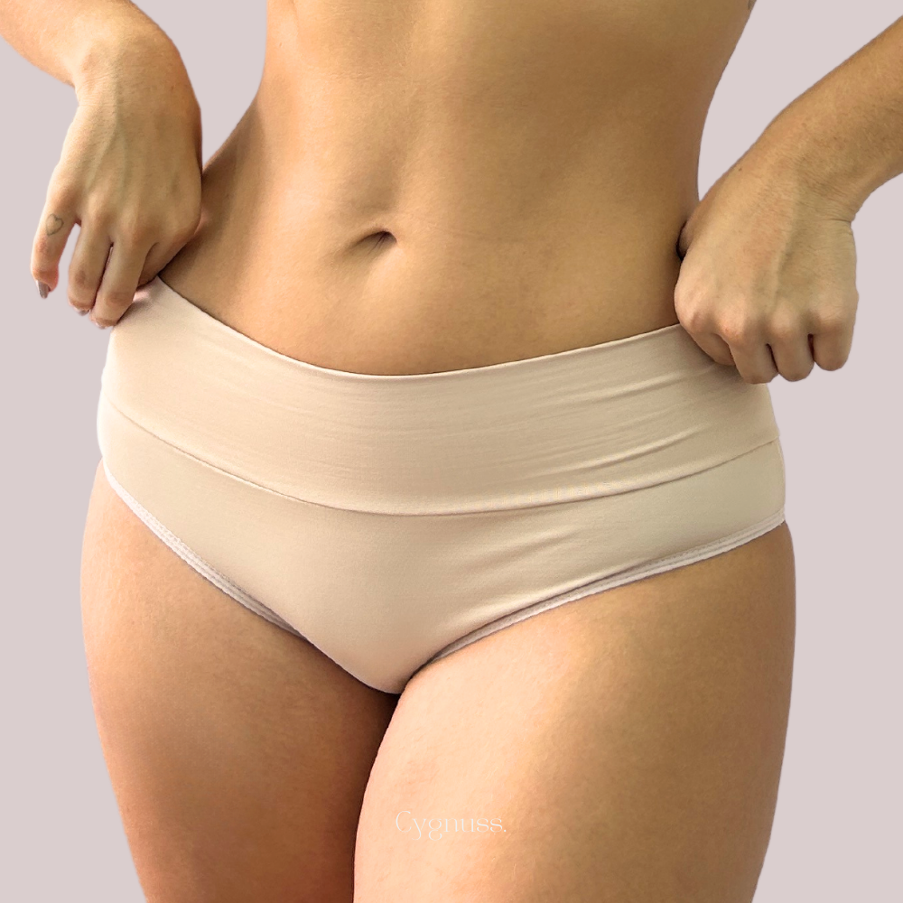 Mulher vestindo Calcinha Pandora tanga de cintura média, exibindo conforto e estilo da Cygnuss para o uso diário.