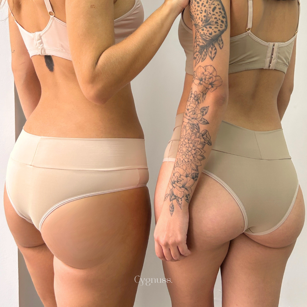 Duas mulheres vestindo calcinhas Pandora de cintura média na cor bege, exibindo conforto e estilo.