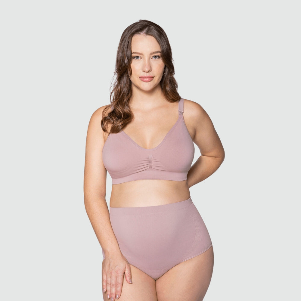 Mulher usando Calcinha Gestante Microfibra da Cygnuss x Lupo, apresentando calcinha de maternidade confortável com design de sustentação.