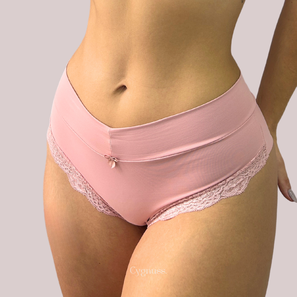 Calcinha Aurora com renda delicada em rosa, destacando conforto e sofisticação para o dia a dia da mulher.