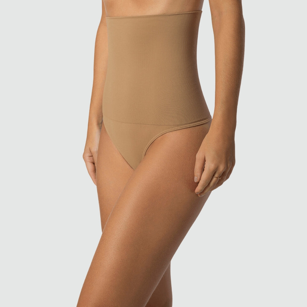 Calcinha Slim Redutora Fio Dental Cygnuss x Lupo em nude para modelagem e conforto, lingerie sofisticada e respirável.