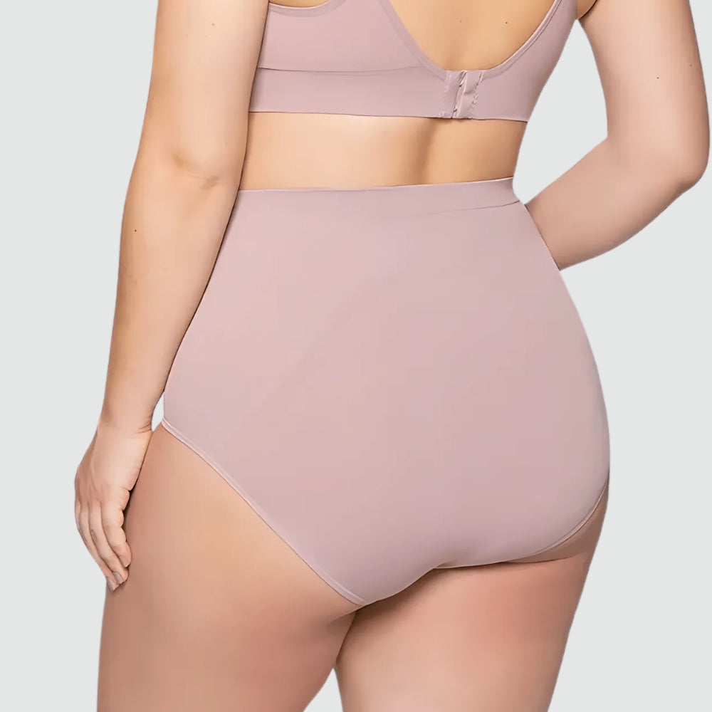 Modelo vestindo Calcinha Gestante Cygnuss na cor rosa, com design de microfibra de cintura alta para conforto e suporte durante a gestação.