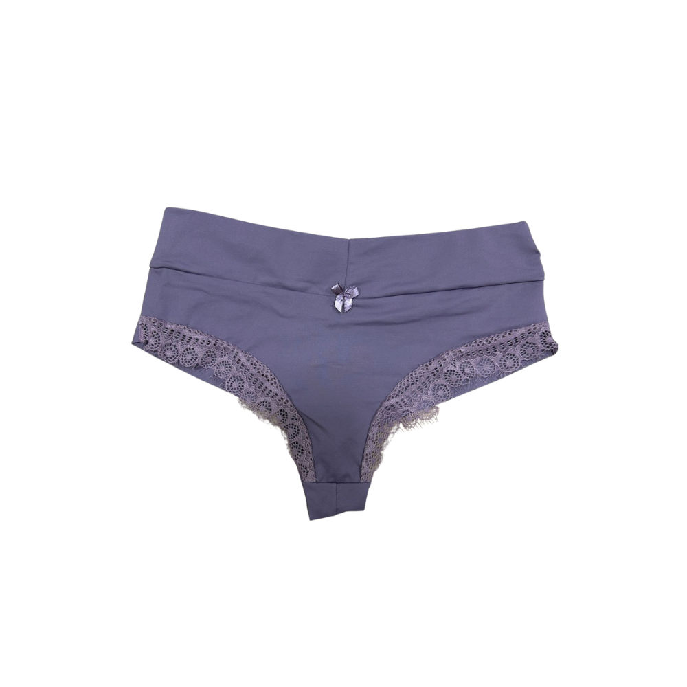 Calcinha Aurora em renda delicada, cor lavanda, destacando sofisticação e conforto para o dia a dia.