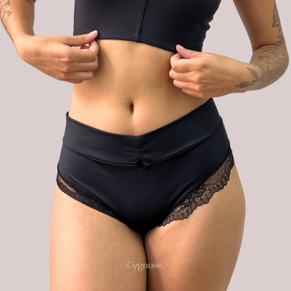 Mulher usando a Calcinha Aurora com renda delicada, destacando conforto e elegância. Perfeita para bem-estar e estilo diário.