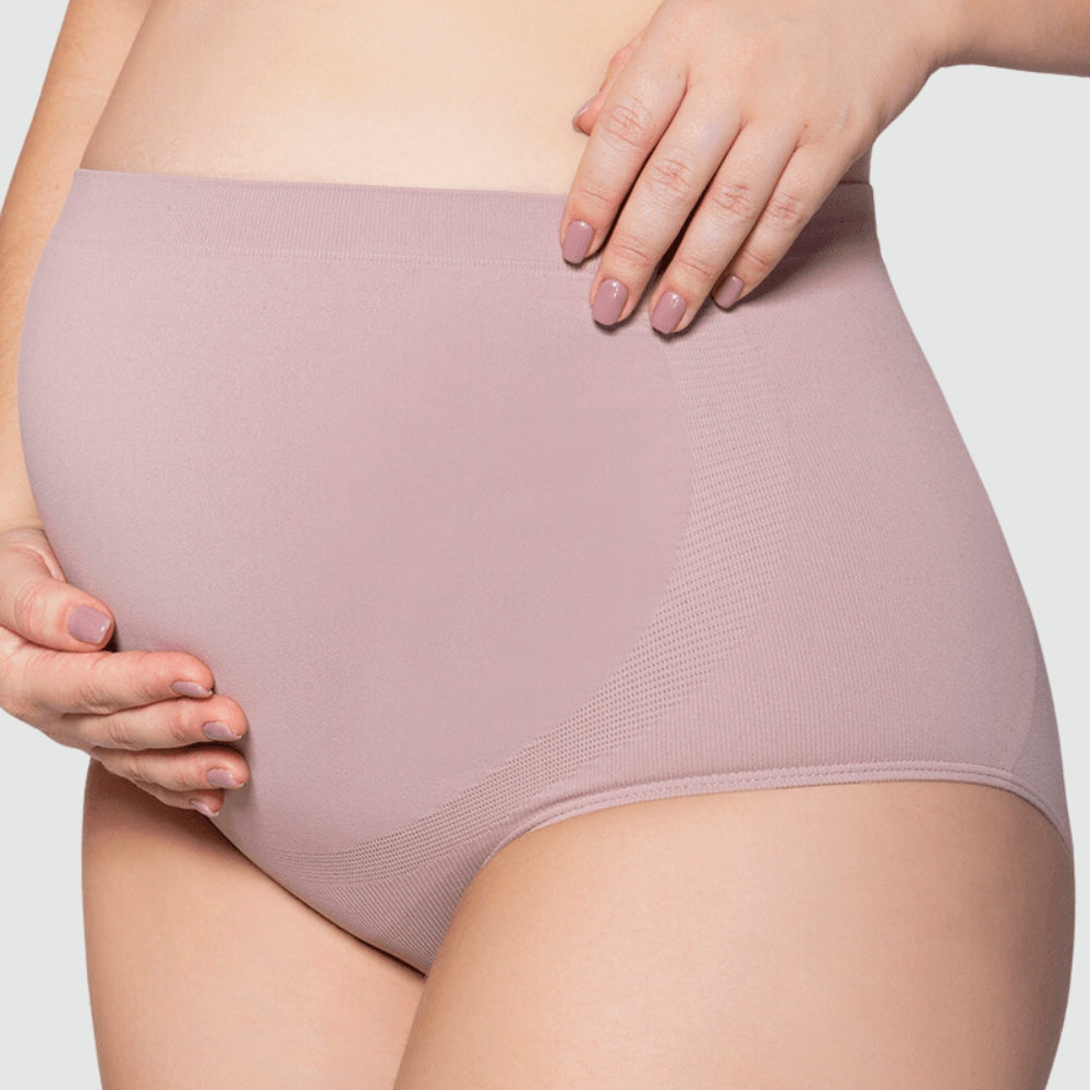 Mulher grávida usando calcinha de microfibra para maternidade Cygnuss para conforto e suporte durante a gravidez.