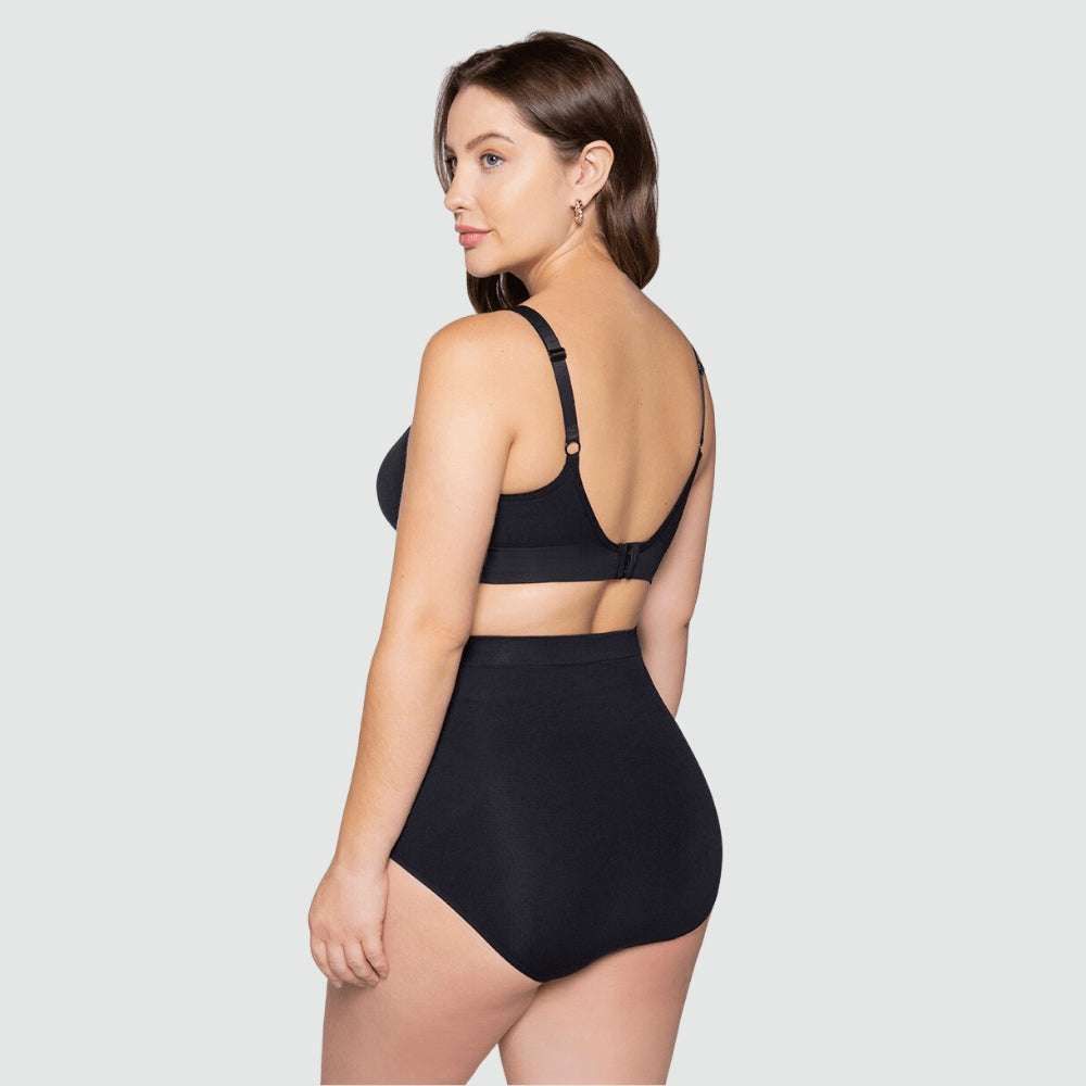 Mulher vestindo calcinha preta de maternidade Cygnuss, exibindo conforto e suporte para a gravidez.