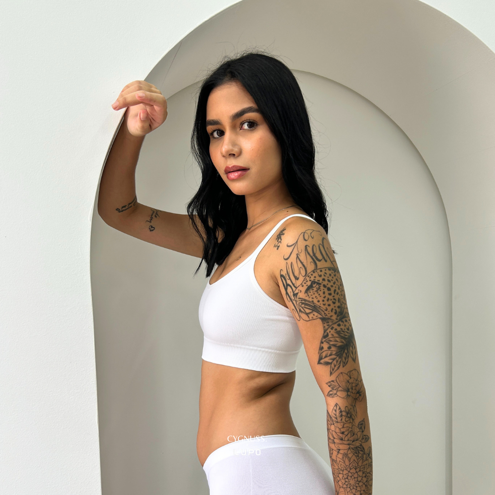 Mulher usando Top Power Básico Sem Costura da Cygnuss x Lupo, apresentando design sem costura, conforto e tecido respirável.