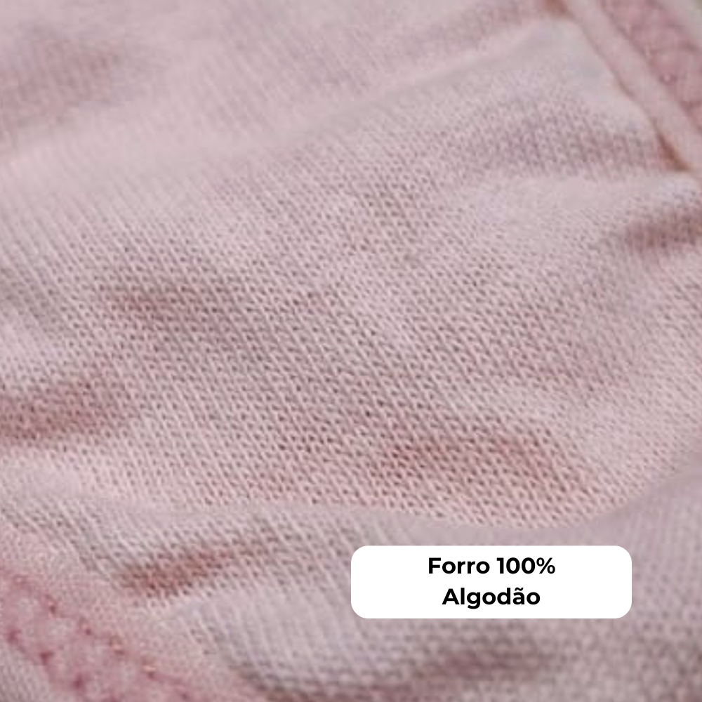 Close de tecido rosa delicado com forro de algodão, etiquetado 'Forro 100% Algodão', destacando textura e maciez.