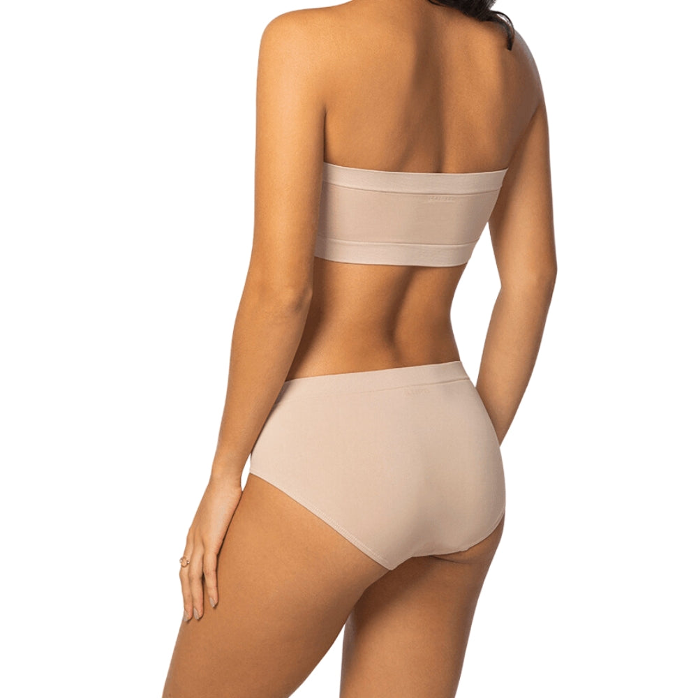 Model wearing Calcinha Control Top - Cygnuss x Lupo, seamless and breathable lingerie with perfect fit and elegant design.