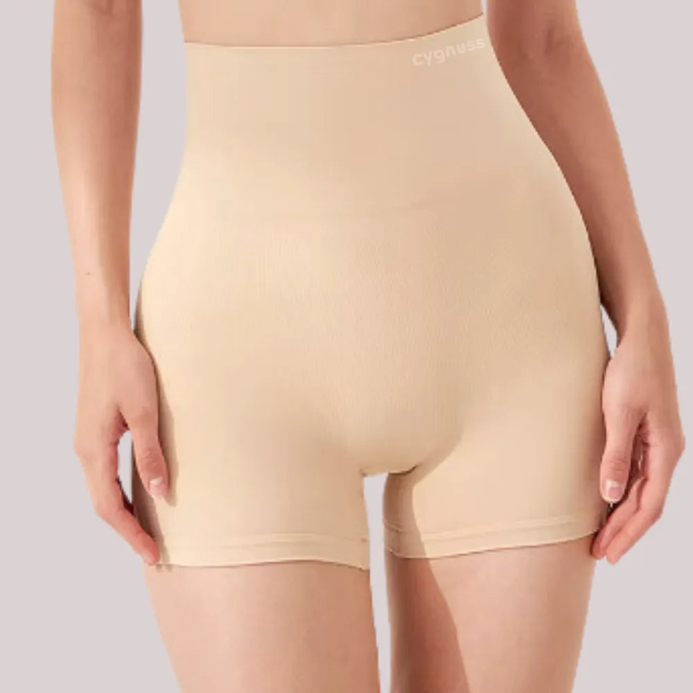 Short modelador feminino confort visto de frente vestido em uma modelo