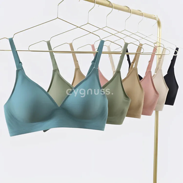 Imagem exibindo a coleção completa do Sutiã Alça Fina Cygnuss em diversas cores, pendurados em cabides para destacar a leveza e sofisticação do design.