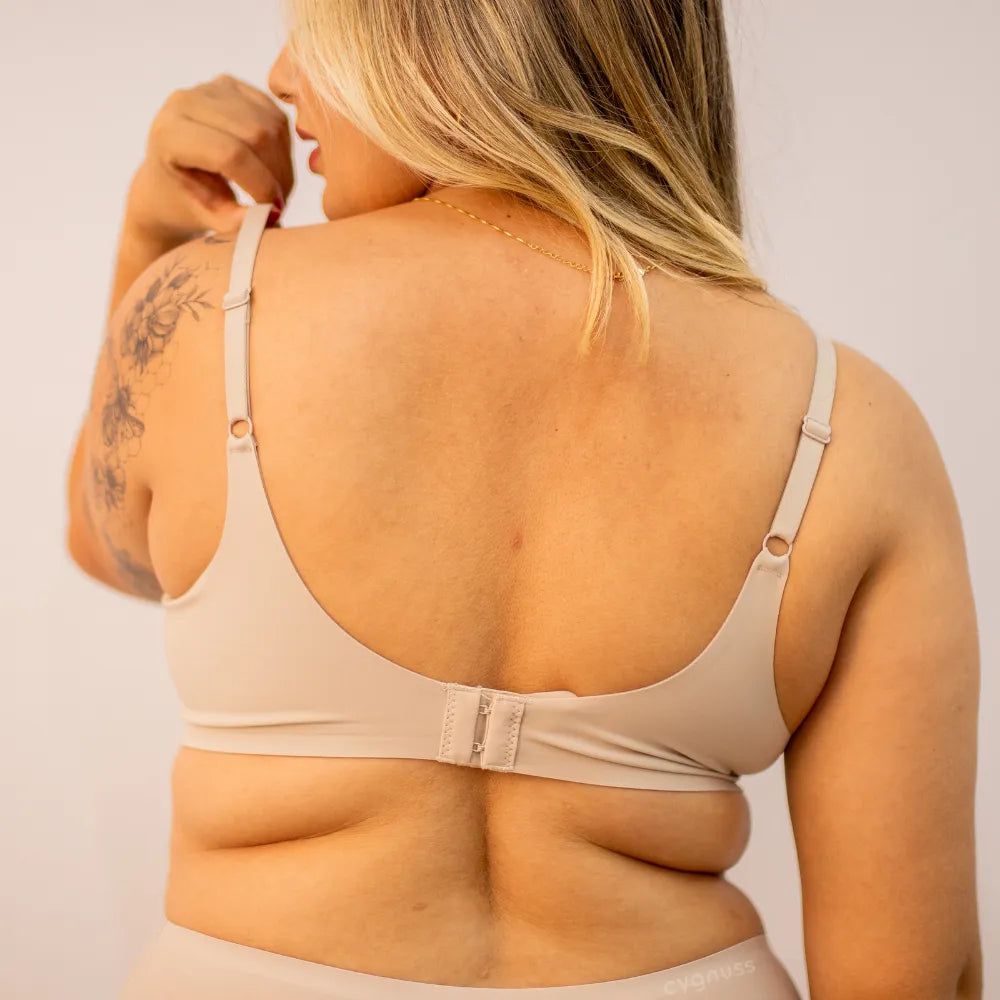 Imagem da parte traseira do Sutiã Alça Fina Cygnuss na cor nude, destacando o fecho ajustável e alças finas reguláveis para maior conforto.