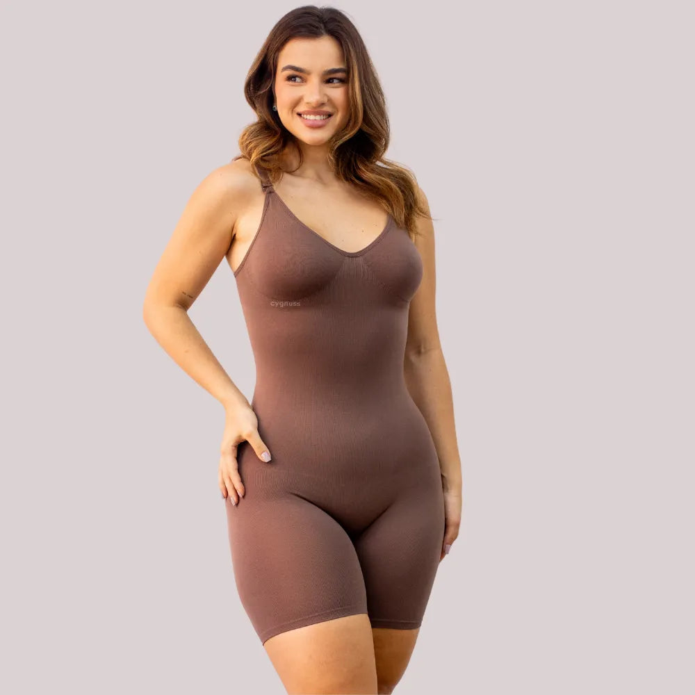 Mulher sorrindo e usando o body modelador na cor cacau. A peça, com alças finas e design sem costura, proporciona conforto e modelagem, destacando-se como uma opção elegante e confortável.