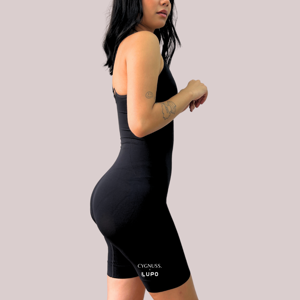 Mulher usando Body Modelador Emana Cygnuss da Lupo exibindo lingerie modeladora sem costura, respirável e elegante.