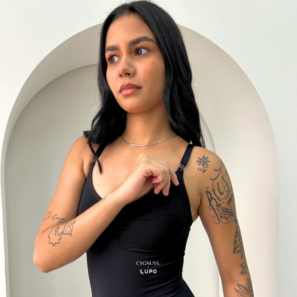 Mulher vestindo Body Slim Emana Cygnuss x Lupo em preto, destacando modelagem sofisticada e conforto em lingerie feminina elegante.