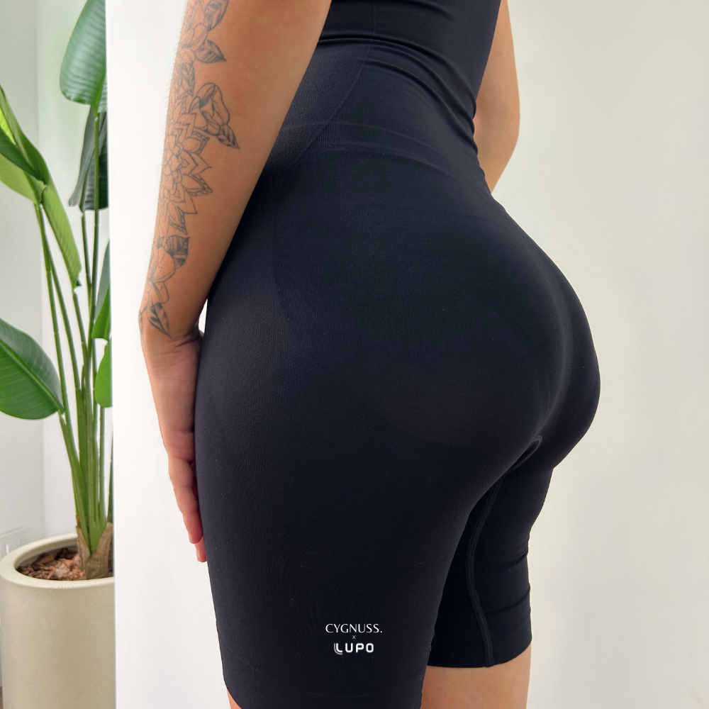 Modelo vestindo Body Modelador Emana da Cygnuss x Lupo apresentando um modelador sem costura e confortável na cor preta para maior suporte e ajuste.