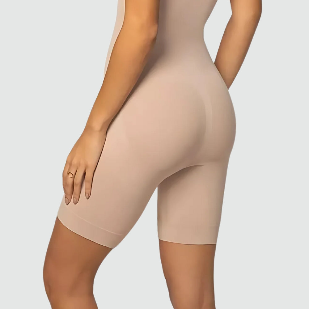 Mulher vestindo Body Modelador Emana nude, oferecendo suporte e conforto perfeitos, ideal para lingerie respirável e elegante.