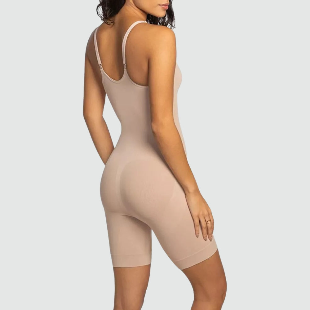 Mulher vestindo Body Modelador Emana Cygnuss, lingerie confortável e sofisticada com tecnologia para ajuste perfeito e sustentação.