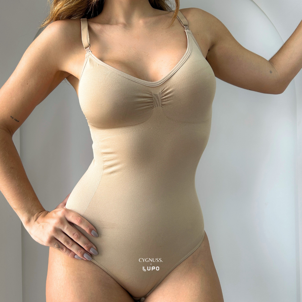 Mulher usando Body Modelador Slim Cygnuss x Lupo em tecido respirável para uma silhueta definida, lingerie confortável e sofisticada.
