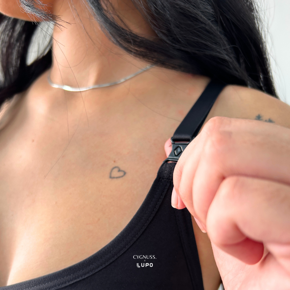 Mulher ajustando alça de Body Modelador Slim Cygnuss x Lupo, lingerie confortável e sofisticada com tecido respirável.