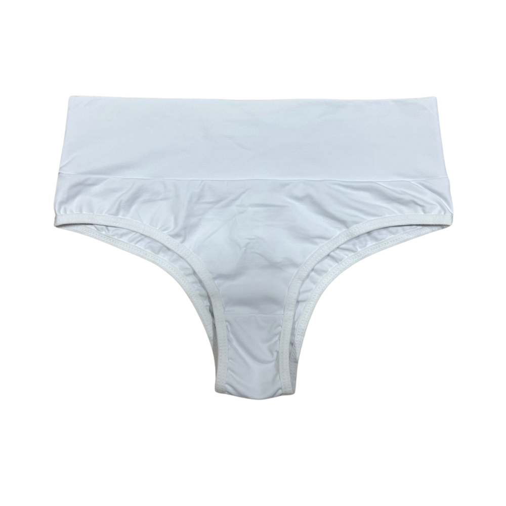 Calcinha Pandora branca, tanga de cintura média com toque suave, ideal para conforto diário e estilo feminino.