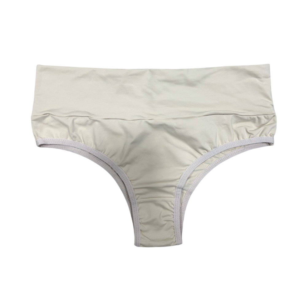 Tanga Calcinha Pandora de cintura média em tom neutro, destacando conforto e estilo para uso diário feminino.