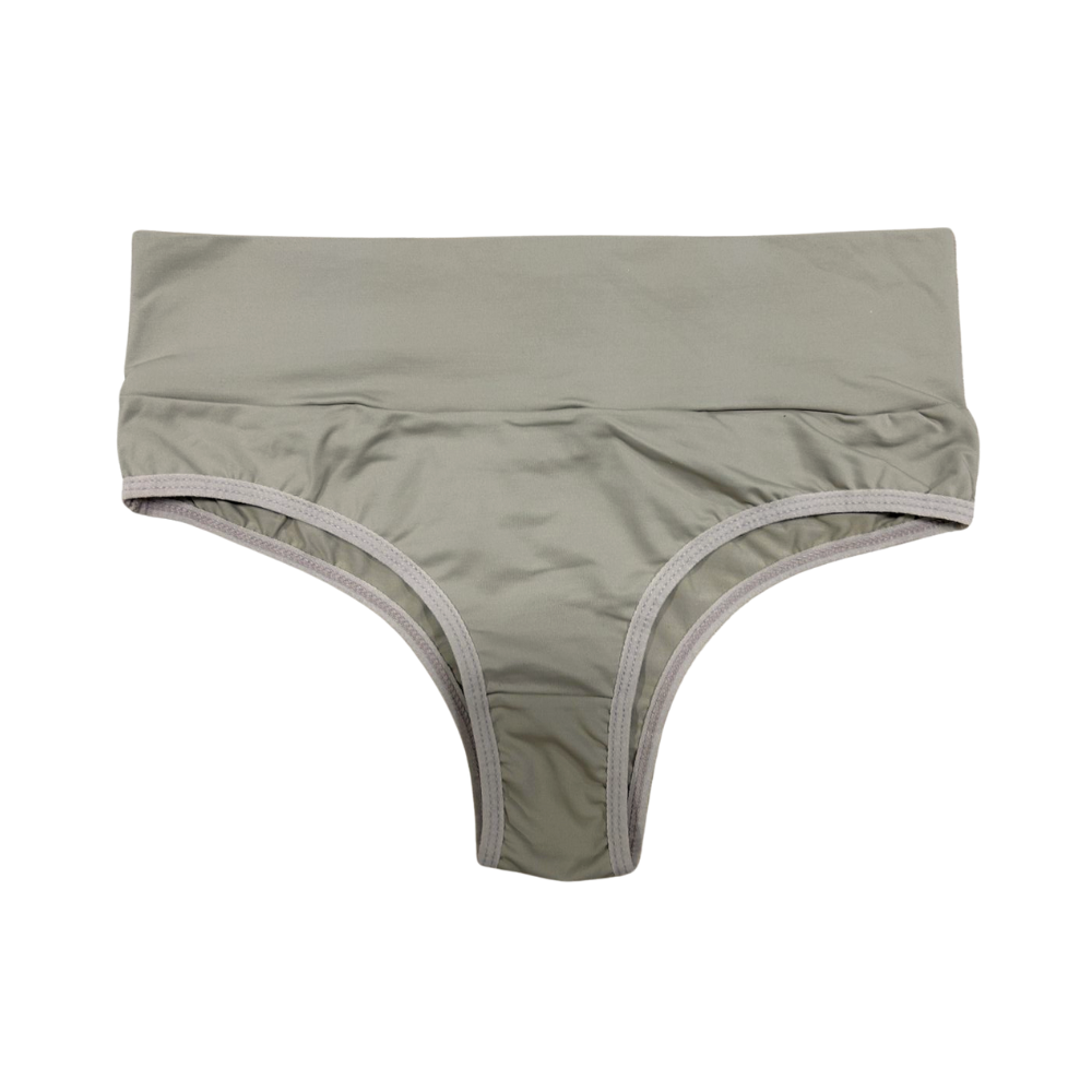 Calcinha Pandora em cinza claro, tanga de cintura média, toque suave e confortável, ideal para o uso diário.