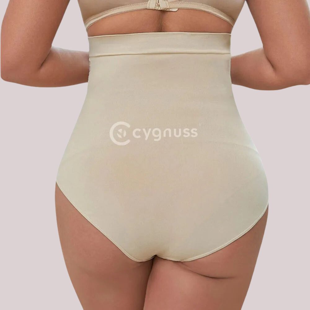 Vista traseira da Calcinha Modeladora Juliette bege da Cygnuss, evidenciando o ajuste suave ao corpo e o conforto proporcionado pela cintura alta com faixa de silicone.