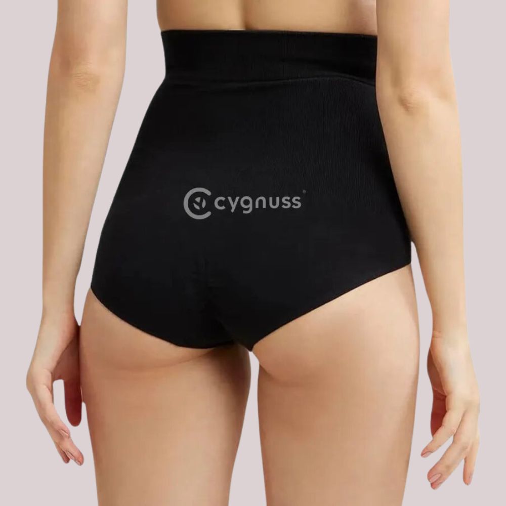 Vista traseira da Calcinha Modeladora Juliette preta da Cygnuss, evidenciando o ajuste anatômico e o tecido que oferece conforto absoluto no dia a dia.