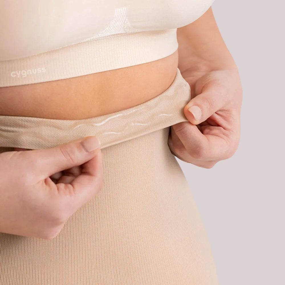 Close no detalhe da faixa de silicone da Calcinha Modeladora Juliette bege da Cygnuss, evidenciando o acabamento interno que oferece maior sustentação e aderência à cintura.