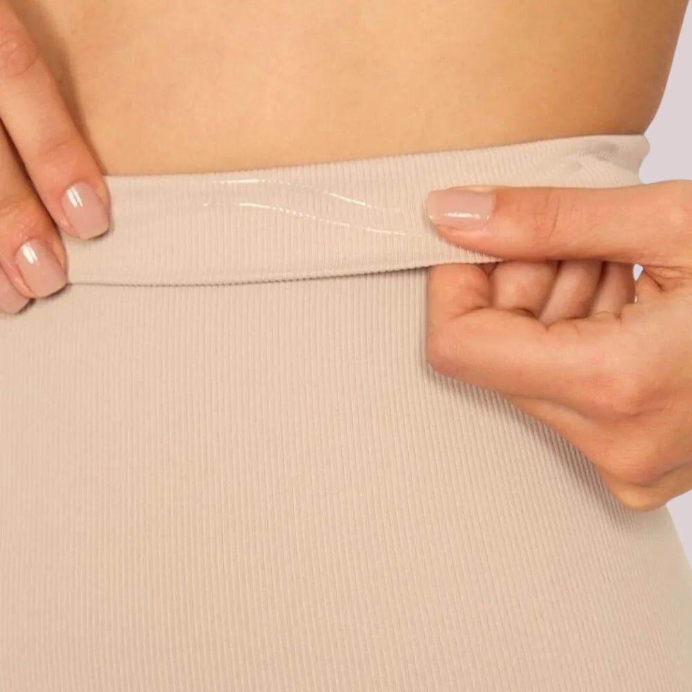 Close na faixa de silicone da Calcinha Modeladora Juliette bege da Cygnuss, destacando o acabamento que impede o deslize do tecido na cintura — ideal para quem busca conforto e está aproveitando a promoção.