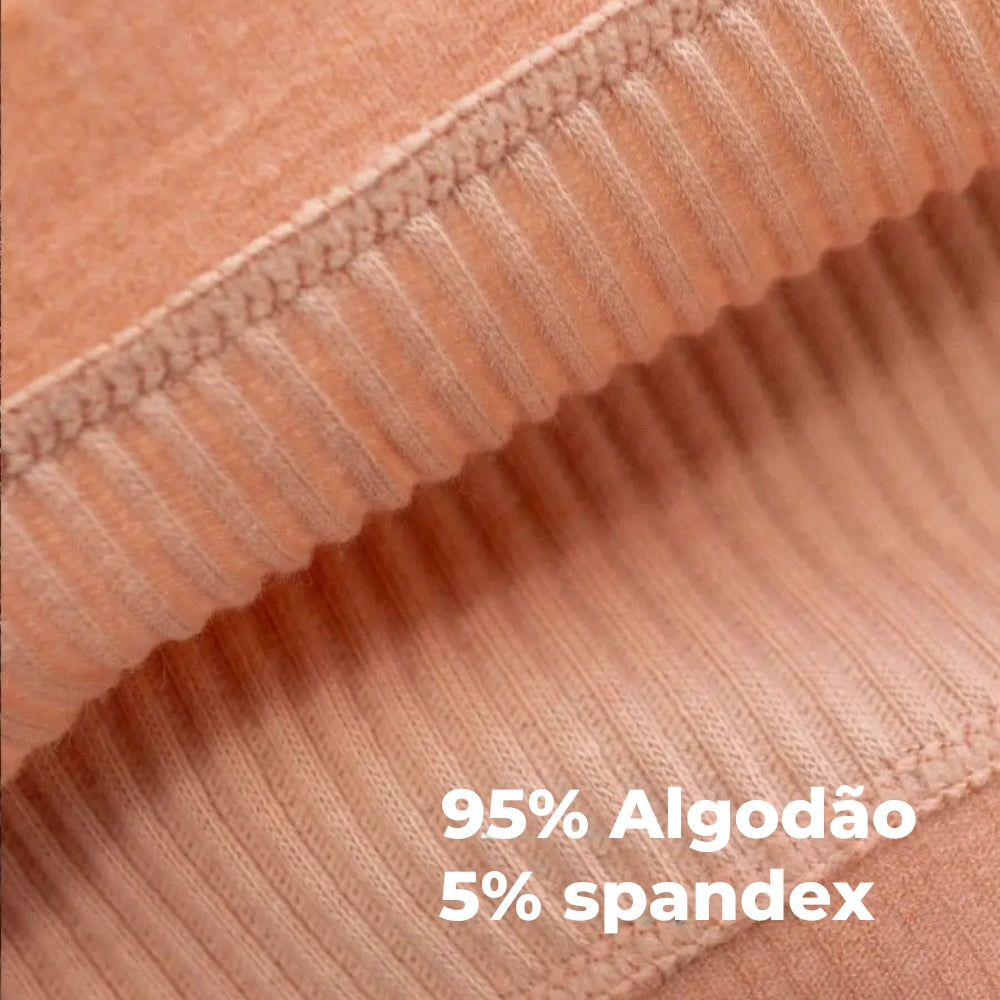 Imagem em close do tecido canelado na cor terracota, destacando a costura e a textura macia da peça. No canto inferior direito, aparece a composição do material: “95% Algodão, 5% Spandex”, indicando elasticidade e conforto.