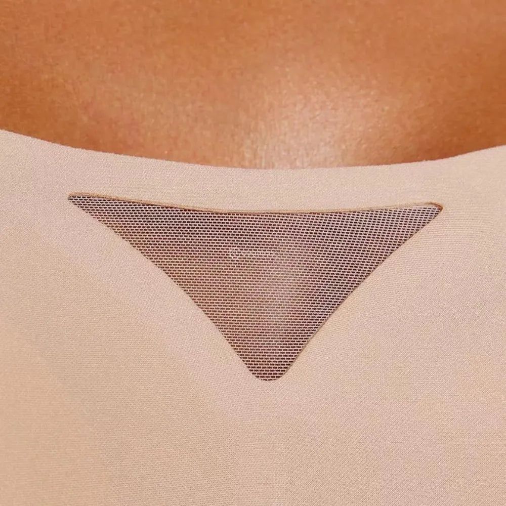 Close do detalhe em tule triangular no centro do sutiã tomara que caia bege da Cygnuss, destacando o acabamento delicado e sofisticado.