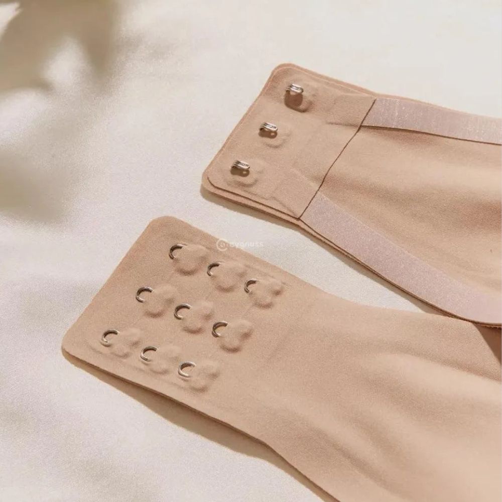 Texto alternativo: Fecho do sutiã Tomara que Caia Sensação da Cygnuss em tecido nude, destacando três níveis de ajuste para melhor adaptação e suporte.