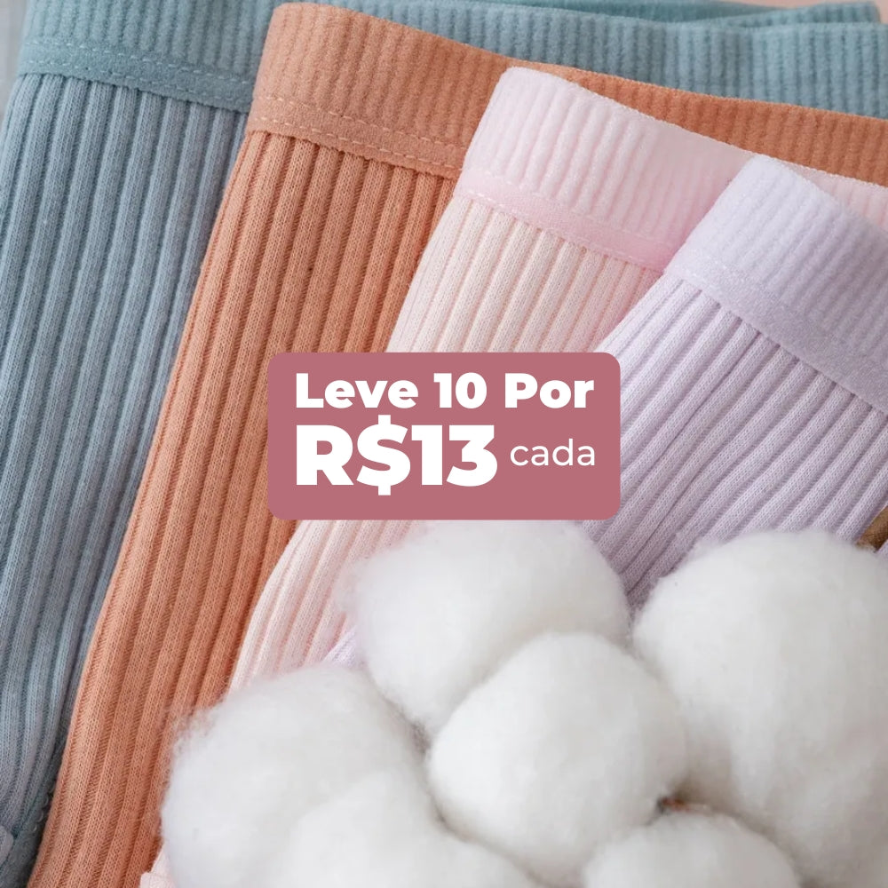 Conjunto de calcinhas caneladas em tons pastel — azul, terracota, rosa claro e lilás — com detalhe de algodão ao fundo. Sobre a imagem, há um selo promocional escrito “Leve 10 por R$13 cada”.