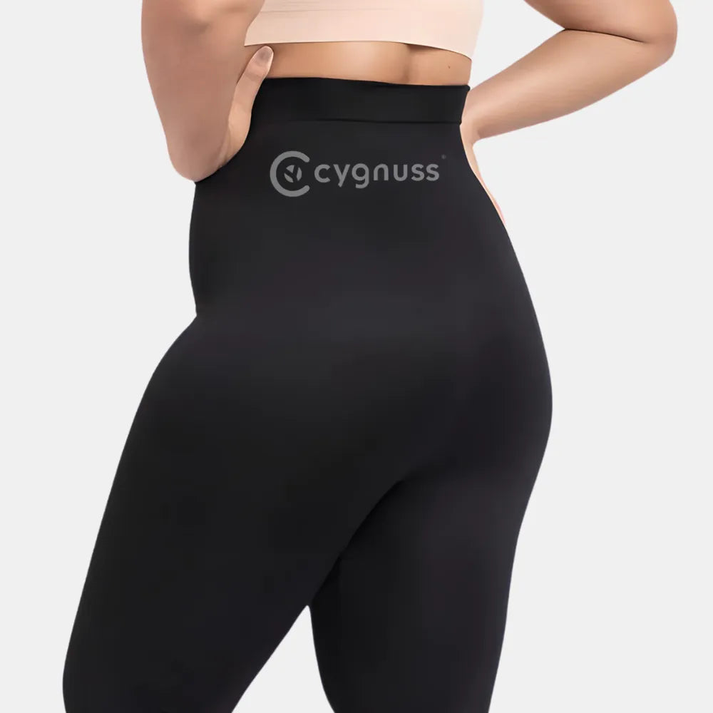 Close das costas da Legging Jade Fit Modeladora de Cós Alto na cor preta, destacando o cós alto que comprime suavemente a região abdominal e o caimento justo que valoriza as curvas.