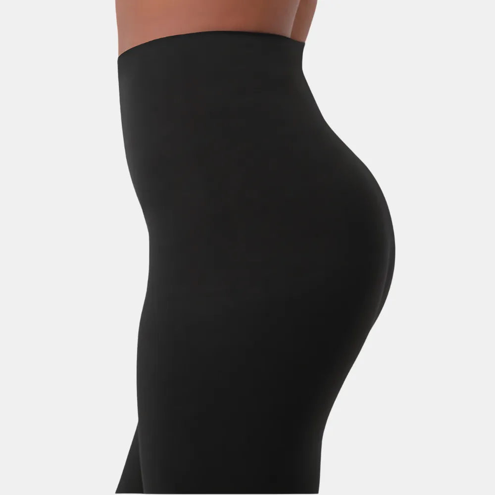 Vista lateral da Legging Jade Fit Modeladora de Cós Alto na cor preta, destacando o cós alto e o ajuste perfeito que valoriza o quadril e modela a silhueta de forma confortável.