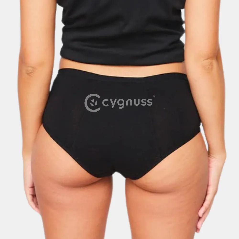 Vista traseira de uma mulher vestindo uma calcinha preta de cintura alta da Cygnuss. O design proporciona maior cobertura e conforto, ajustando-se perfeitamente ao corpo.