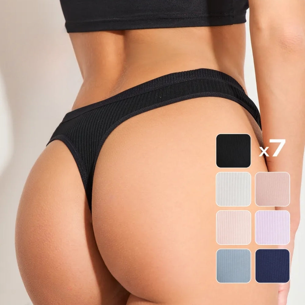 Modelo de costas vestindo calcinha fio dental preta com textura canelada. Ao lado, há miniaturas exibindo as 7 cores disponíveis do kit, incluindo tons neutros e pastéis como preto, branco, rosa, lilás, azul claro e azul escuro.