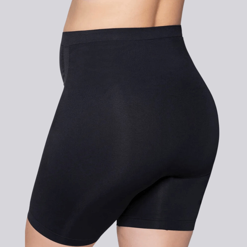 Vista traseira do Short Gestante Microfibra Cygnuss x Lupo na cor preta, em modelo plus size, com foco na modelagem anatômica e tecido sem costuras que proporciona conforto e adaptação ao corpo.